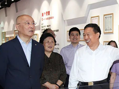 中國(guó)建筑材料聯(lián)合會(huì)黨委書記、會(huì)長(zhǎng)閻曉峰一行親臨鵬飛集團(tuán)調(diào)研